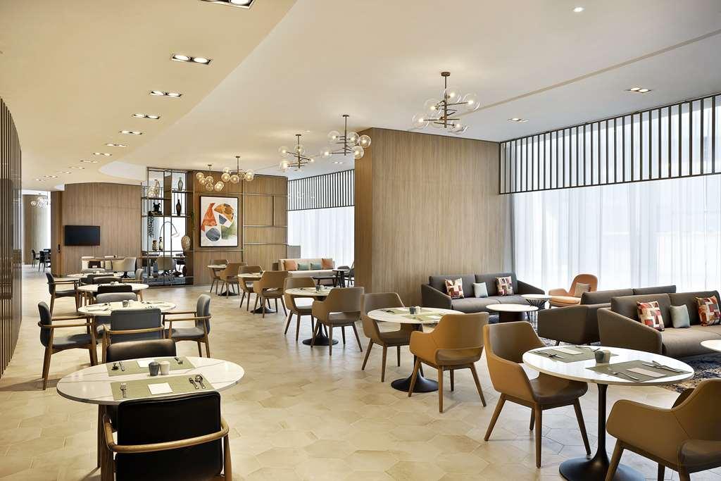 Hilton Garden Inn Dubai Business Bay المطعم الصورة