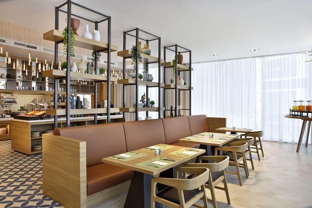 Hilton Garden Inn Dubai Business Bay المطعم الصورة